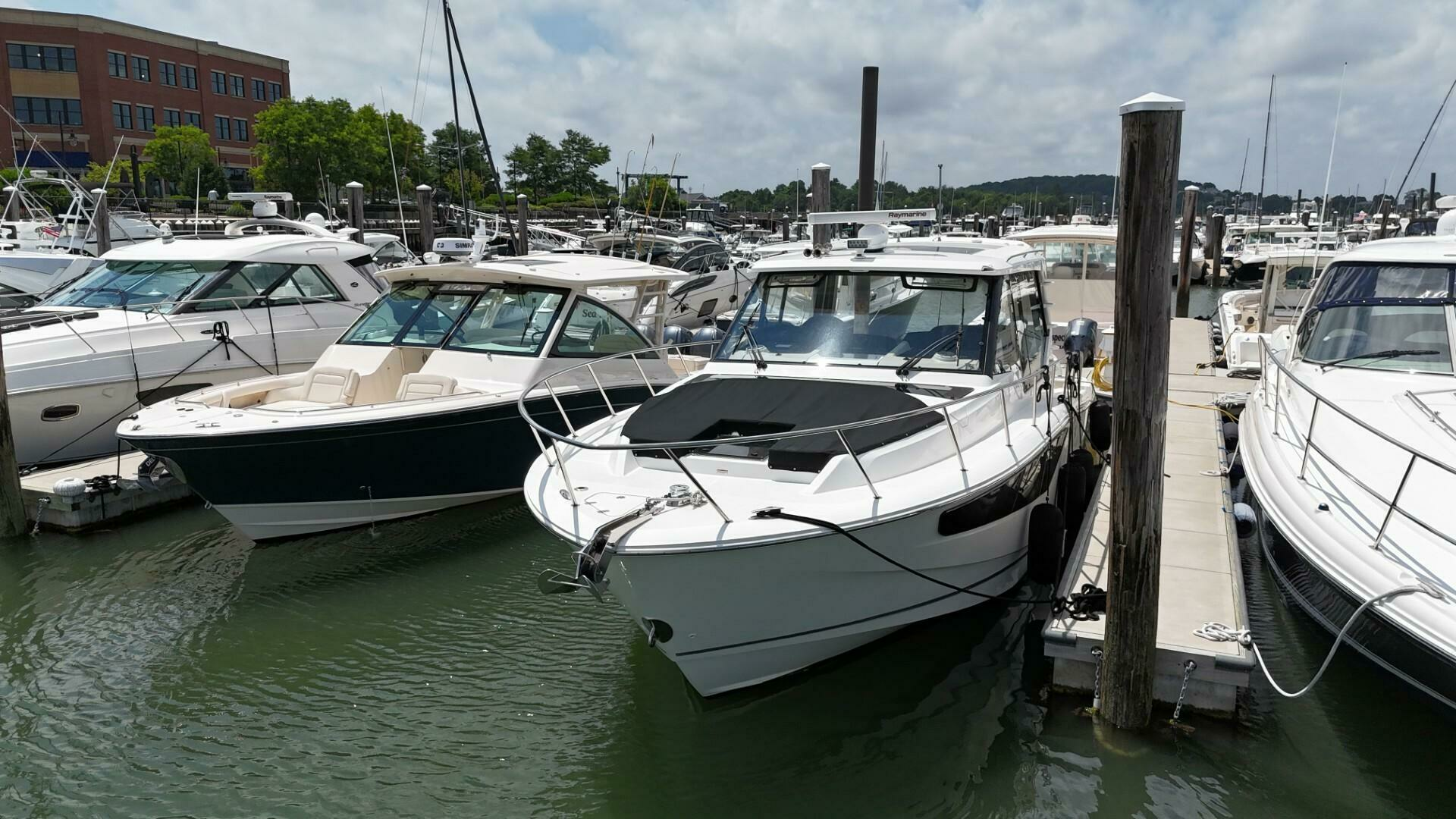 2021 Boston Whaler 405 Conquest - Image 17