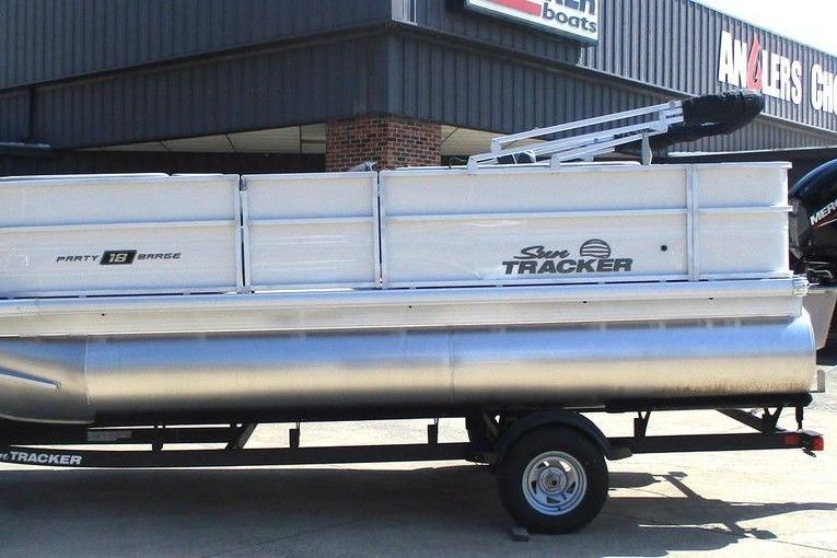 2026 Sun Tracker Party Barge 18 DLX