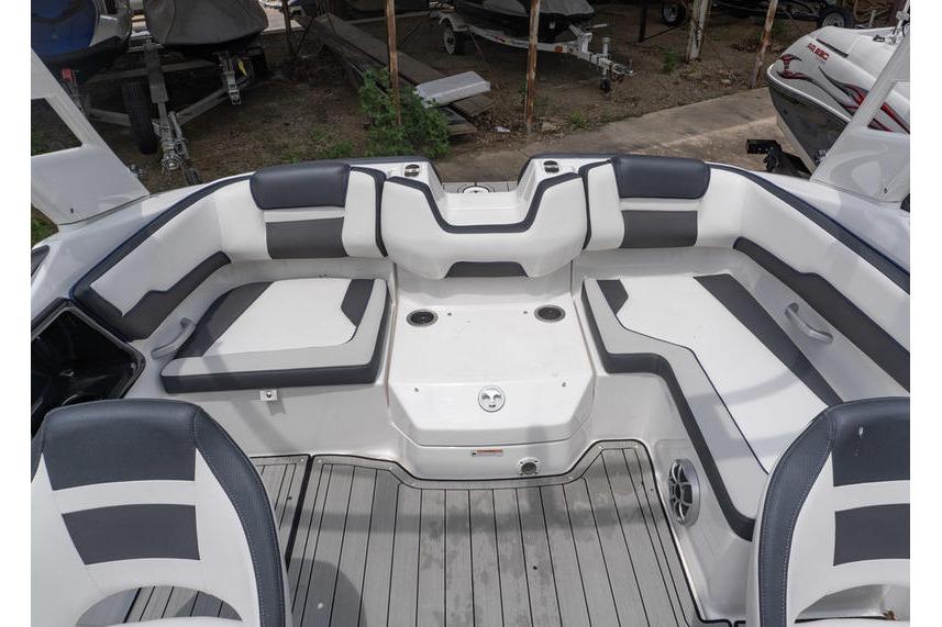 2021 Yamaha Boats 195S interior with gray and white seating, cup holders, and deck flooring.