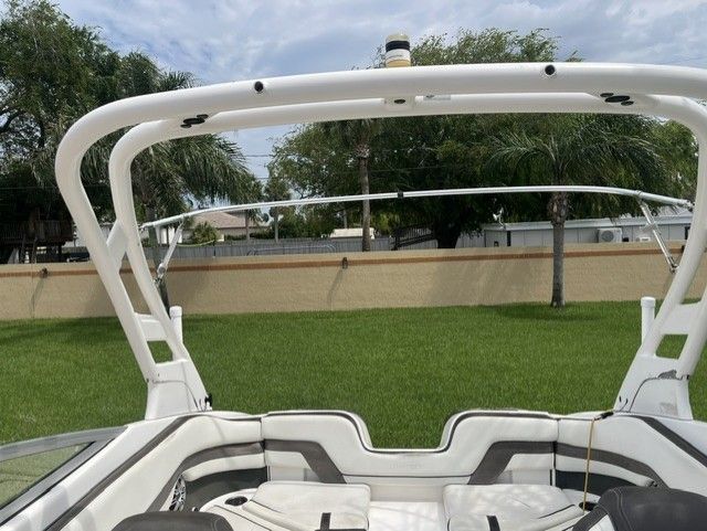 2015 Yamaha Boats 242 Limited S with white tower and seating area.