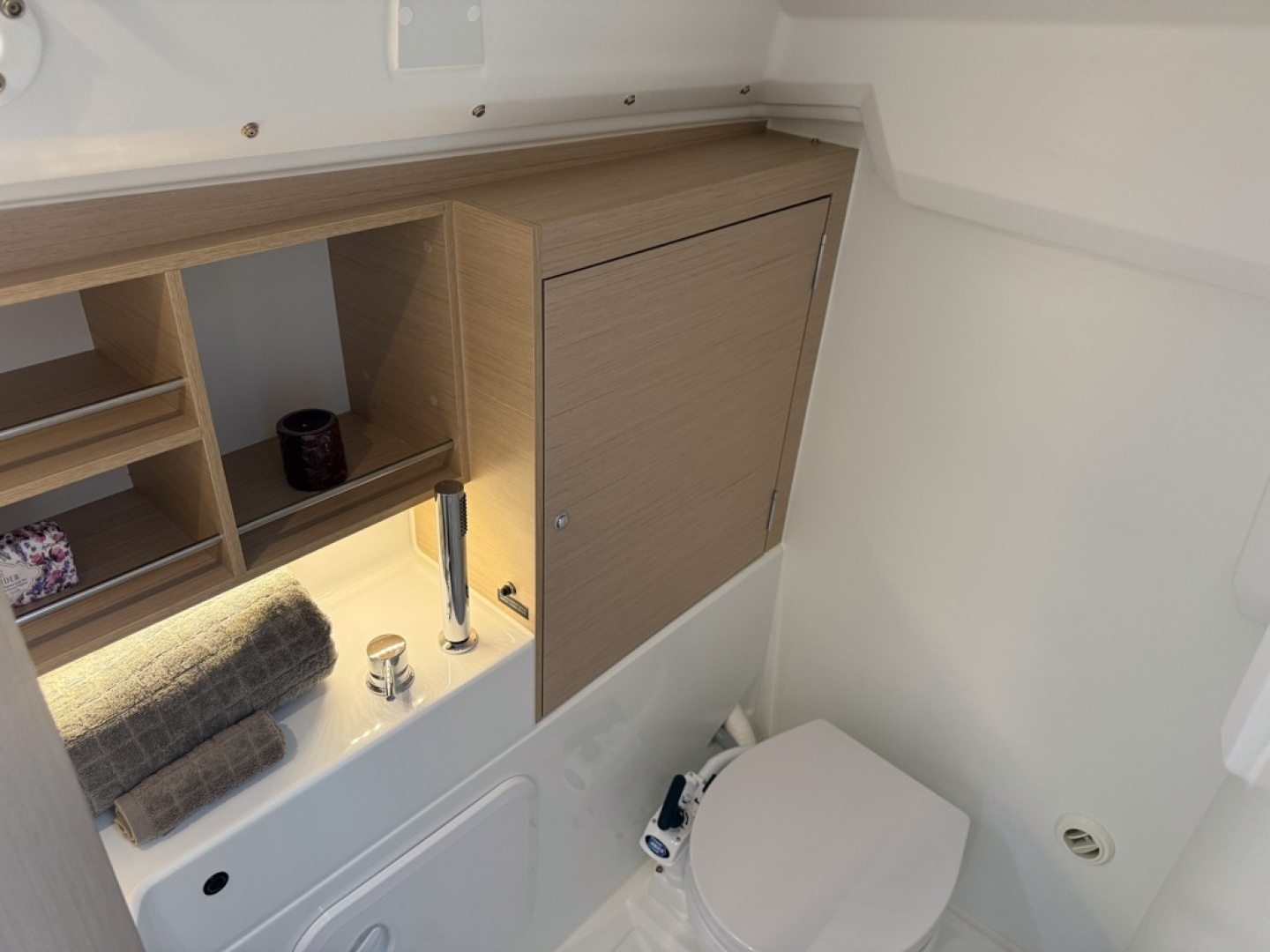 2023 Beneteau Oceanis 30.1 - Image 17
