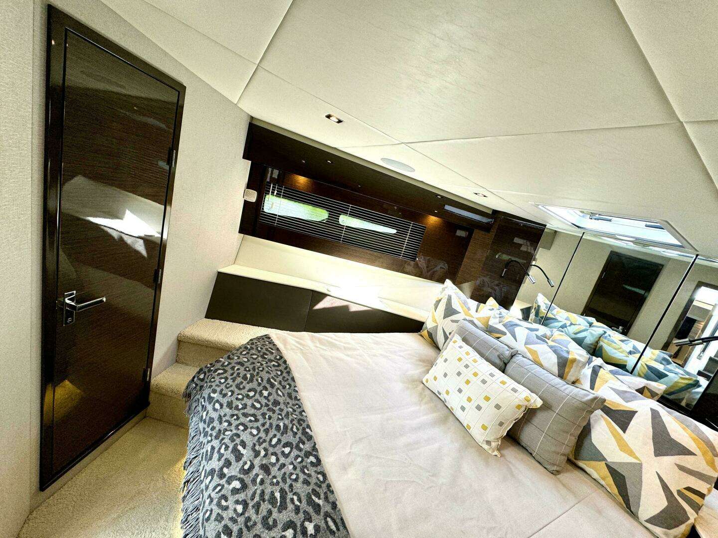 2020 Cruisers Yachts 50 Cantius - Image 31
