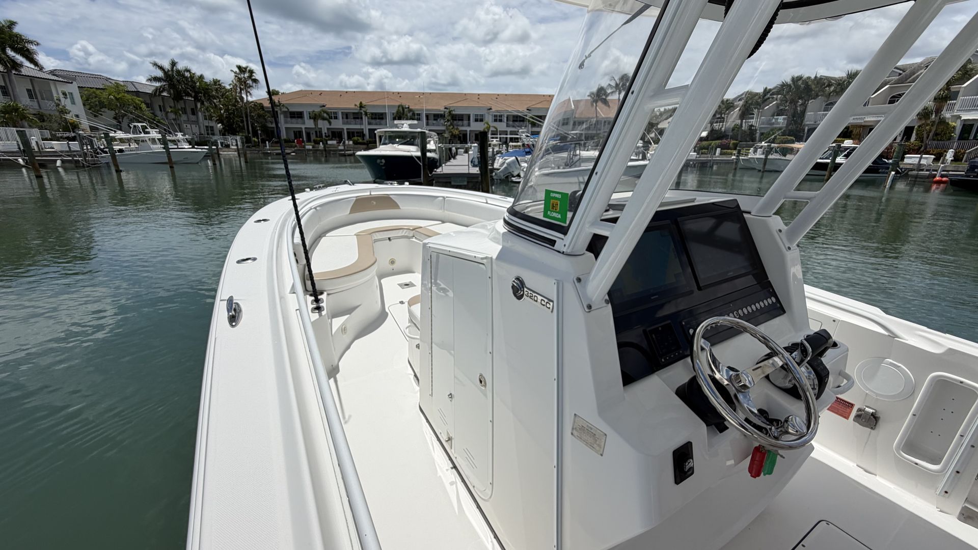 2017 Edgewater 320 CC - 32