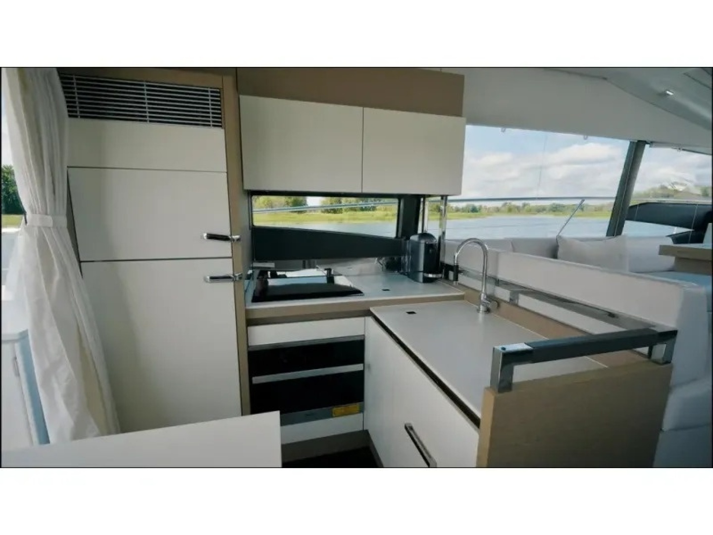 2018 Present Yachts 520S - Image 18
