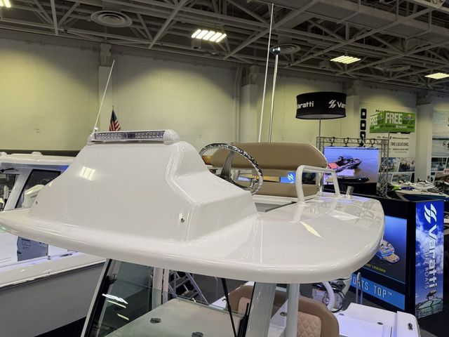 2026 Everglades 253 Center Console - 36