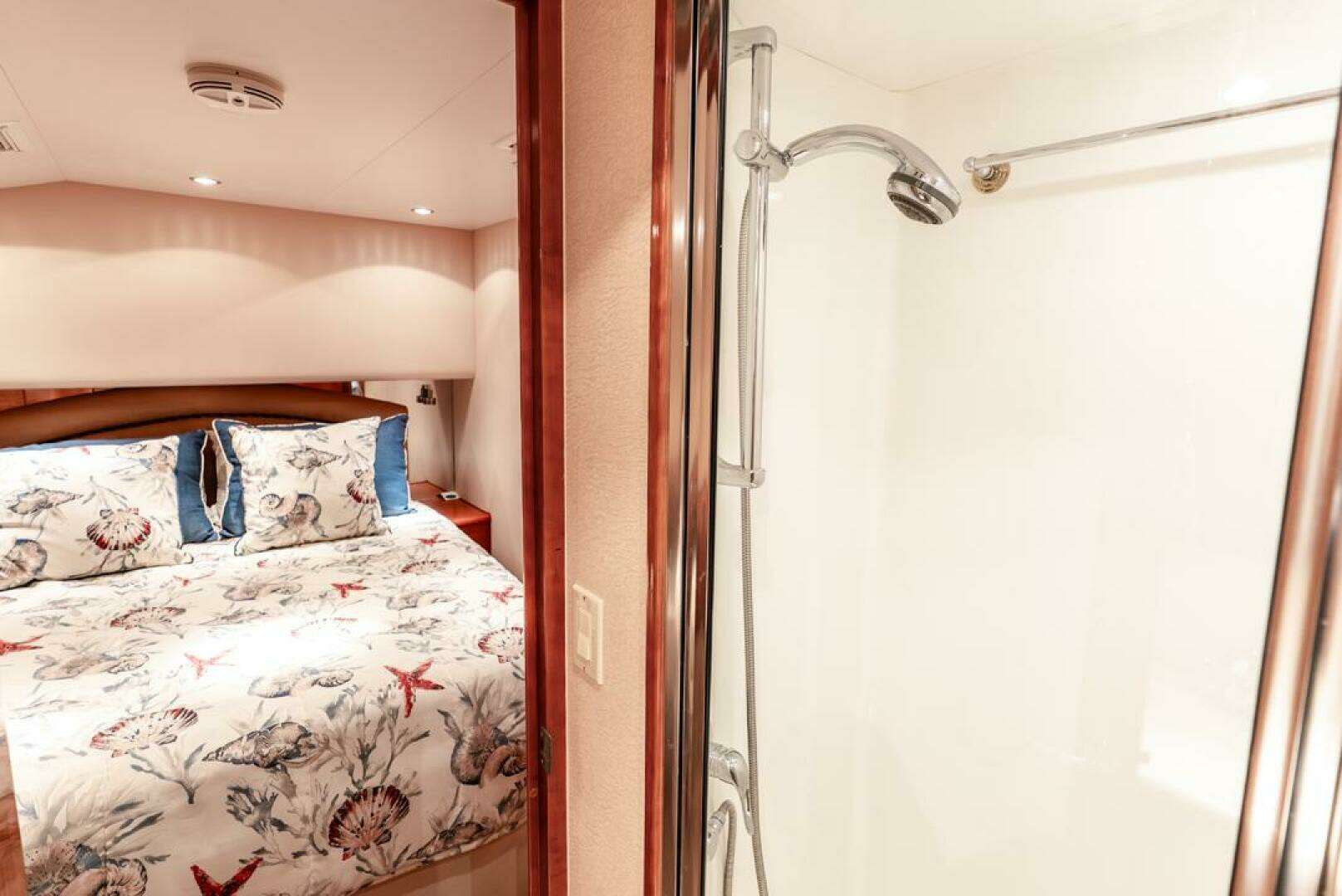 2005 Hatteras 50 Convertible - Image 27