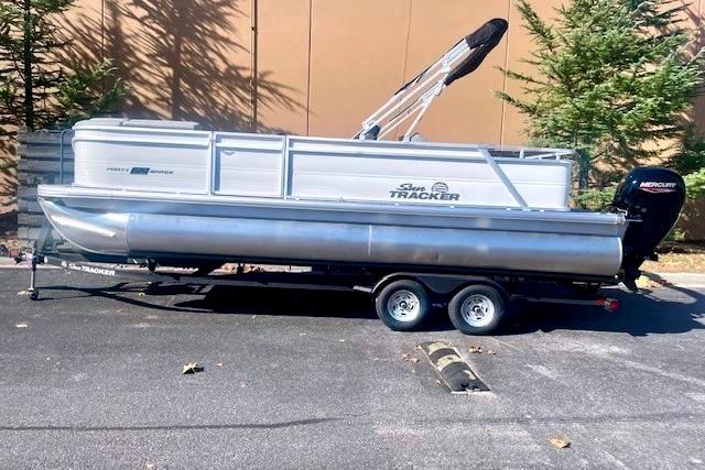 2026 Sun Tracker Party Barge 22 RF DLX
