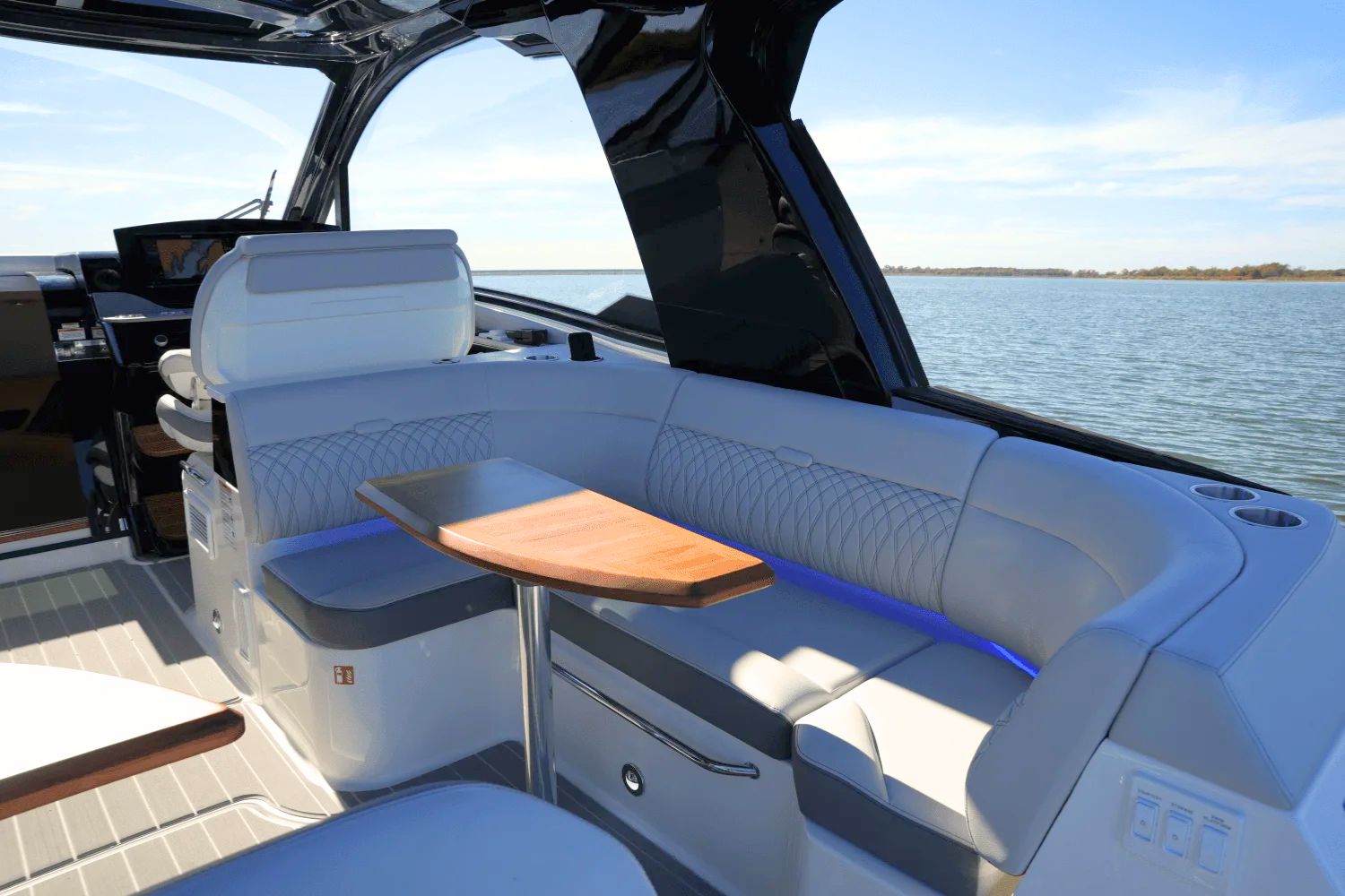 2025 Sea Ray Sundancer 370 - 14