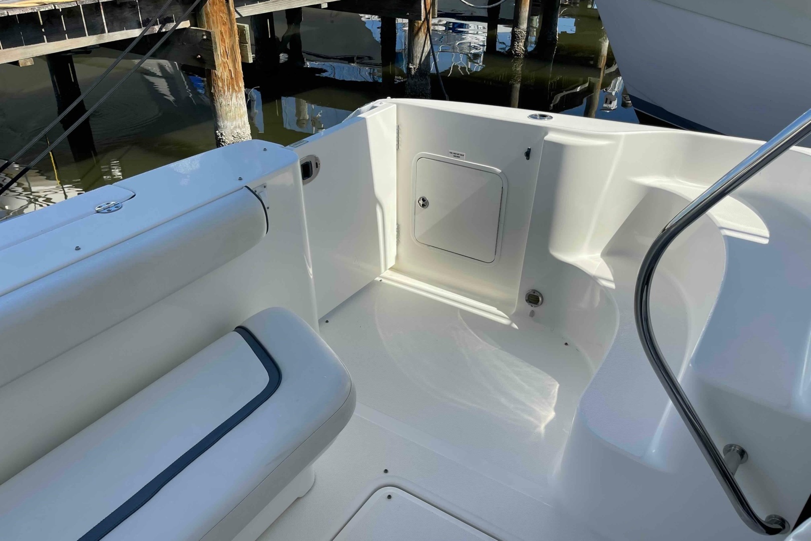 2005 Sea Ray 420 Sedan Bridge - Image 18