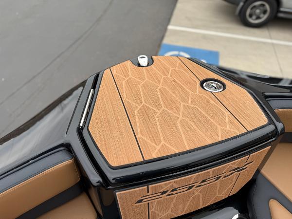 2025 Yamaha Boats 255XD, featuring sleek wood-patterned deck and modern design elements.