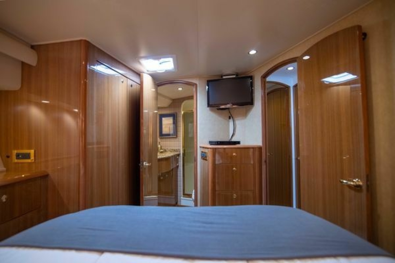 2007 Viking 52 Convertible - Image 22