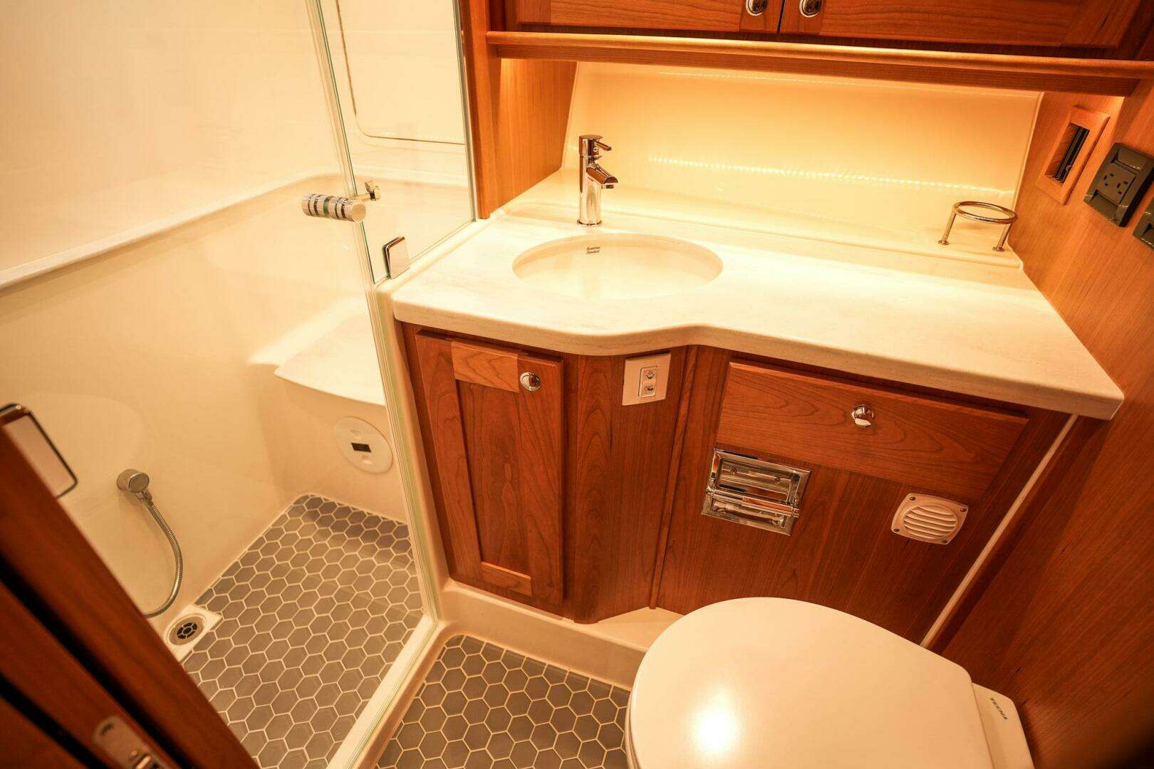 2027 Sabre 45 Salon Express - Image 34