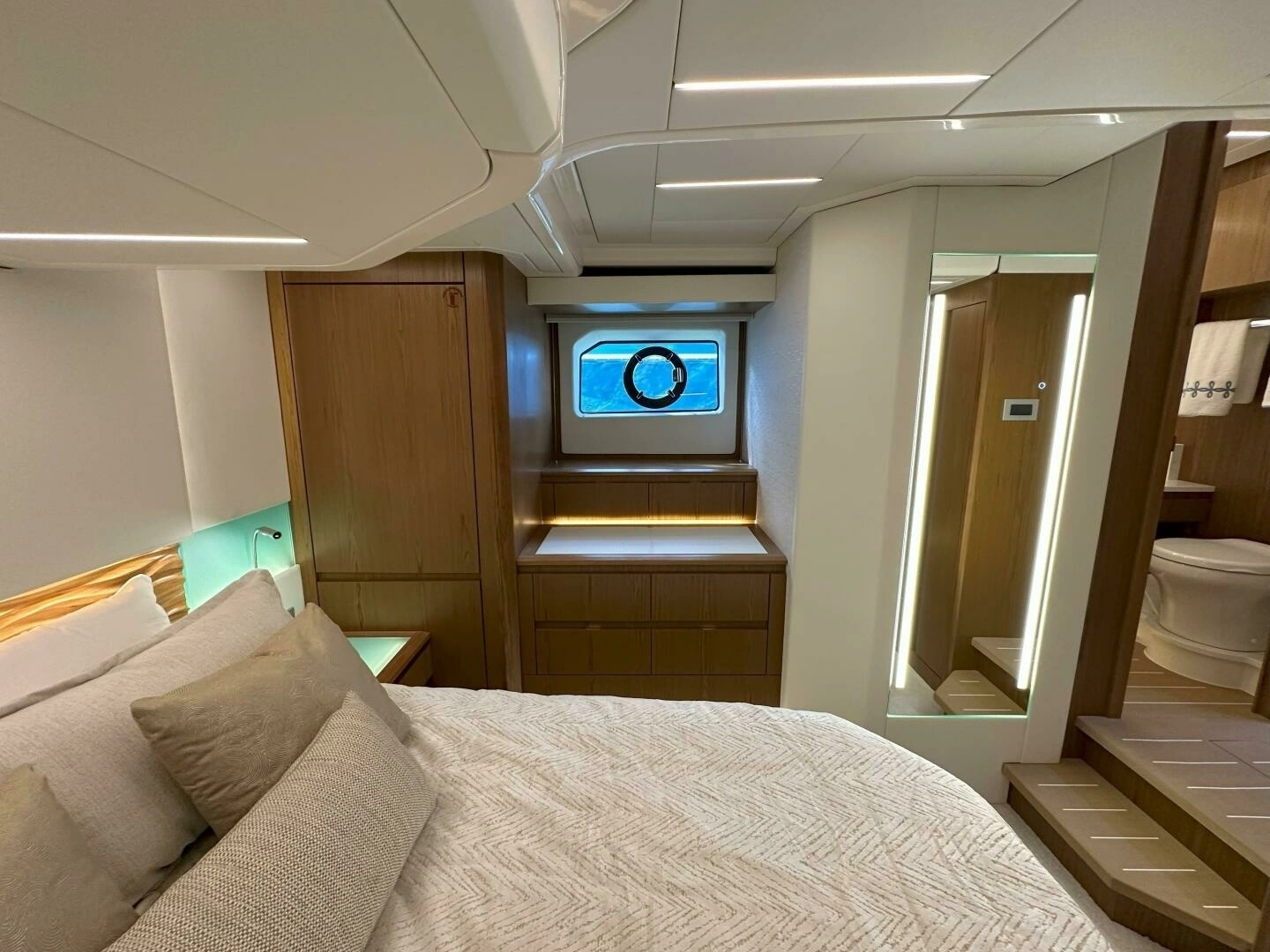 2025 Tiara Yachts EX 60 - Image 12