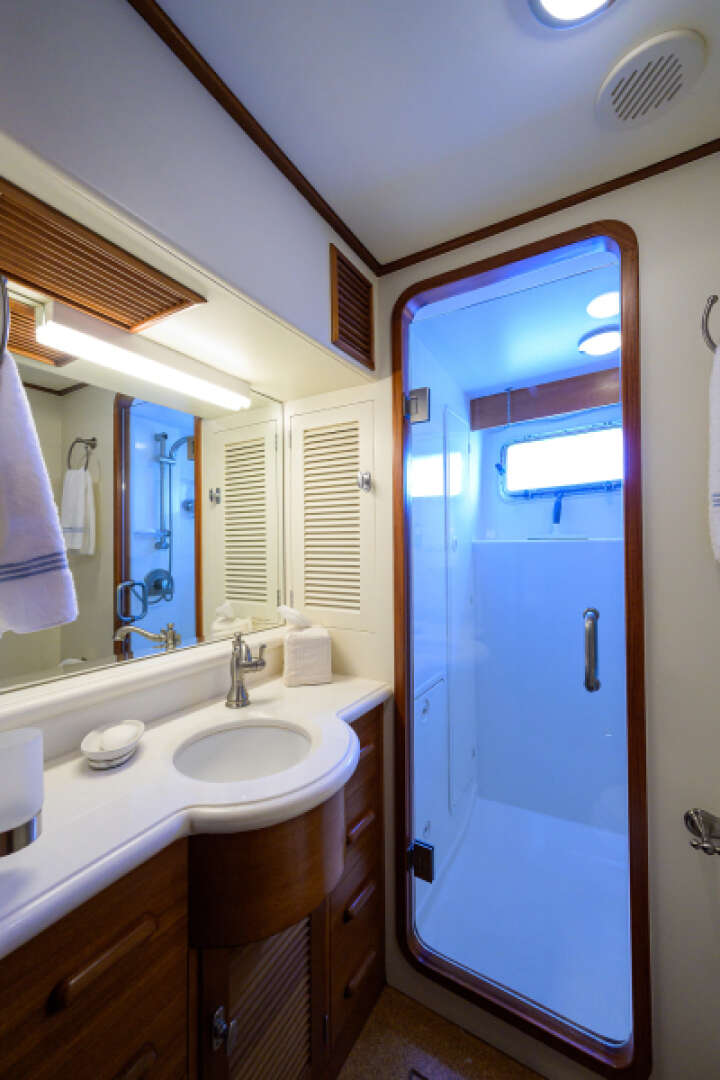 2003 New England Boatworks Enclosed Raised Pilothouse - Image 30