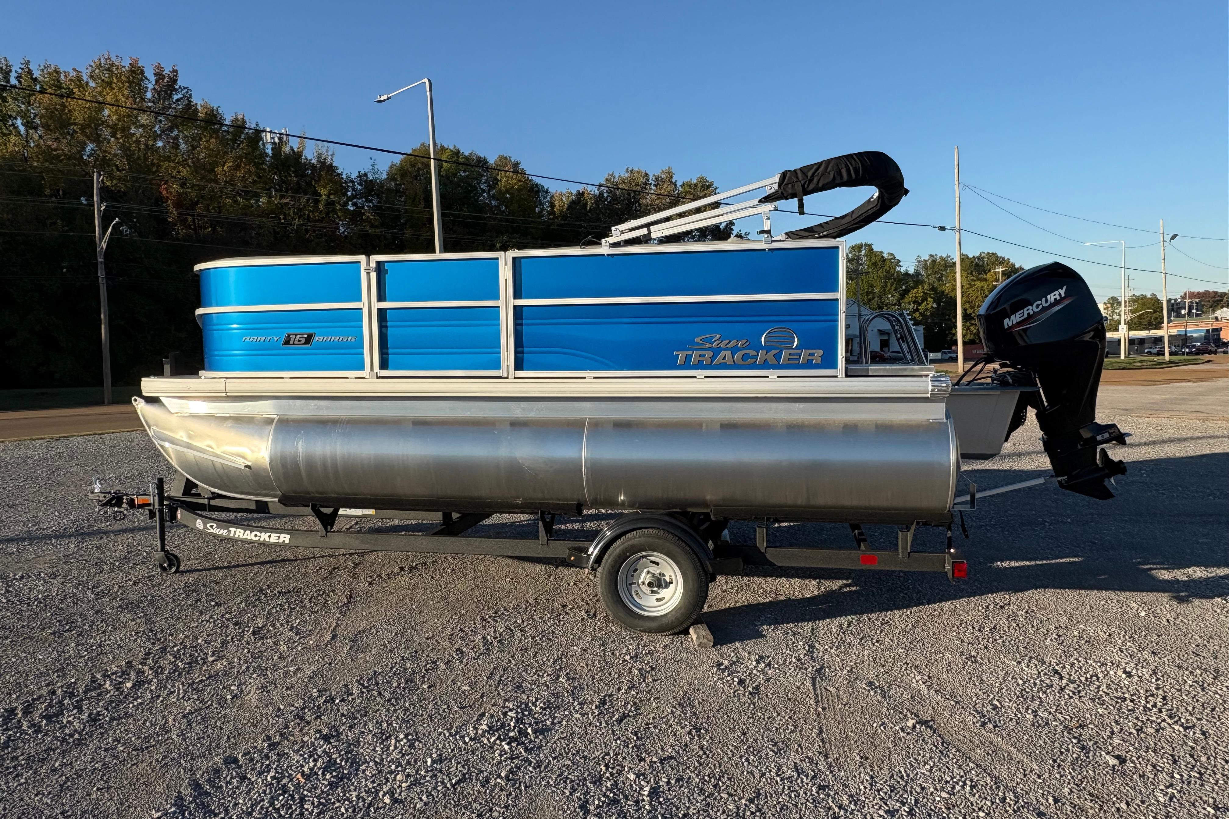 2026 Sun Tracker Party Barge 16 DLX