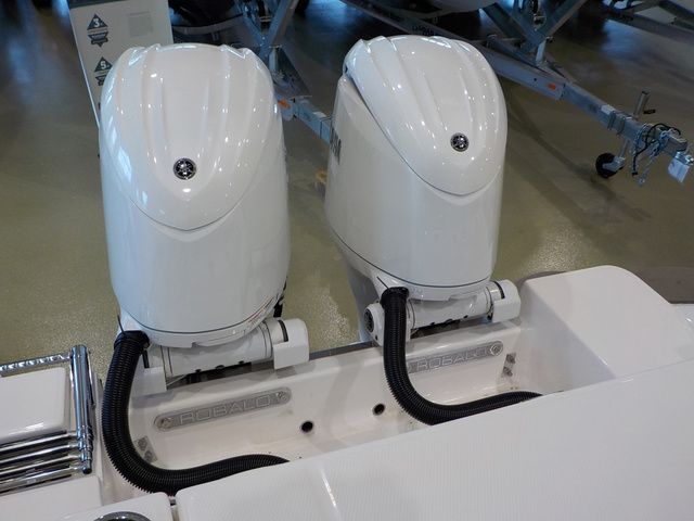 2025 Robalo Center Console R250 - 19