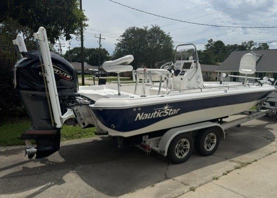 2005 NauticStar 2220 - 2