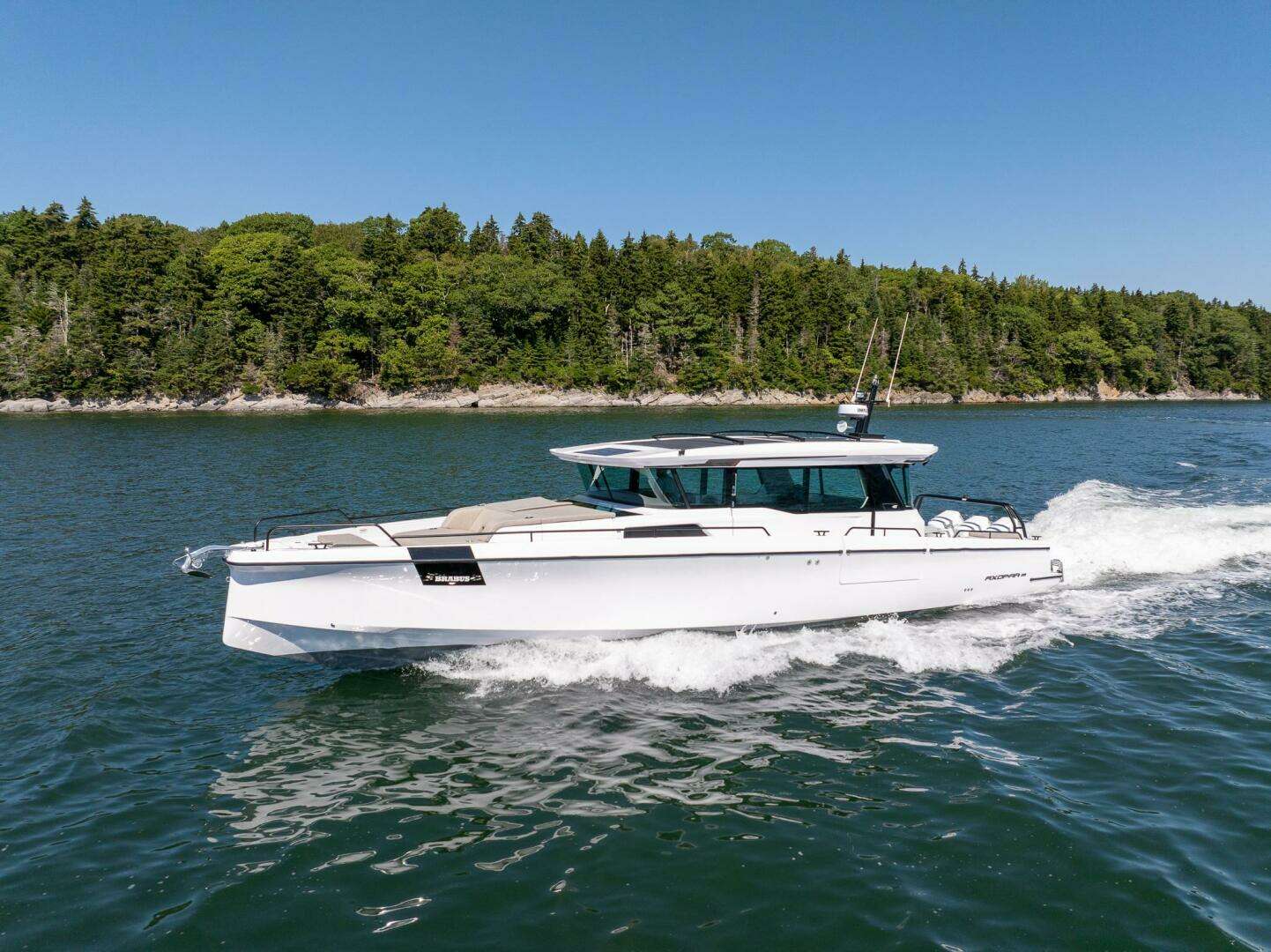 2025 Axopar Cross Cabin - Image 7