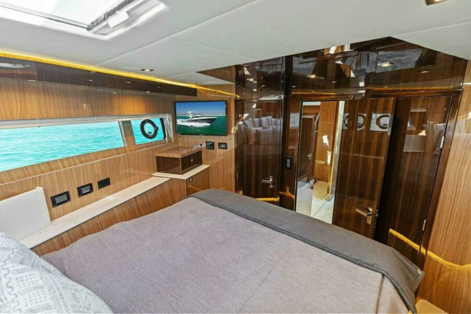 2023 Cruisers Yachts 60 Cantius Fly - Image 24