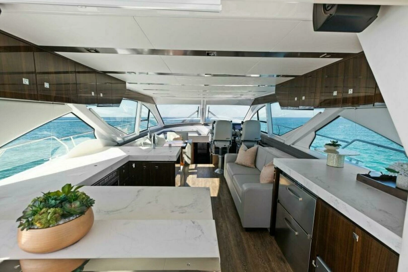 2023 Cruisers Yachts 60 Cantius Fly - Image 13