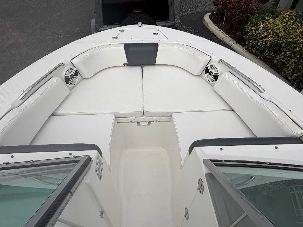 2019 Robalo R207 Dual Console - 2