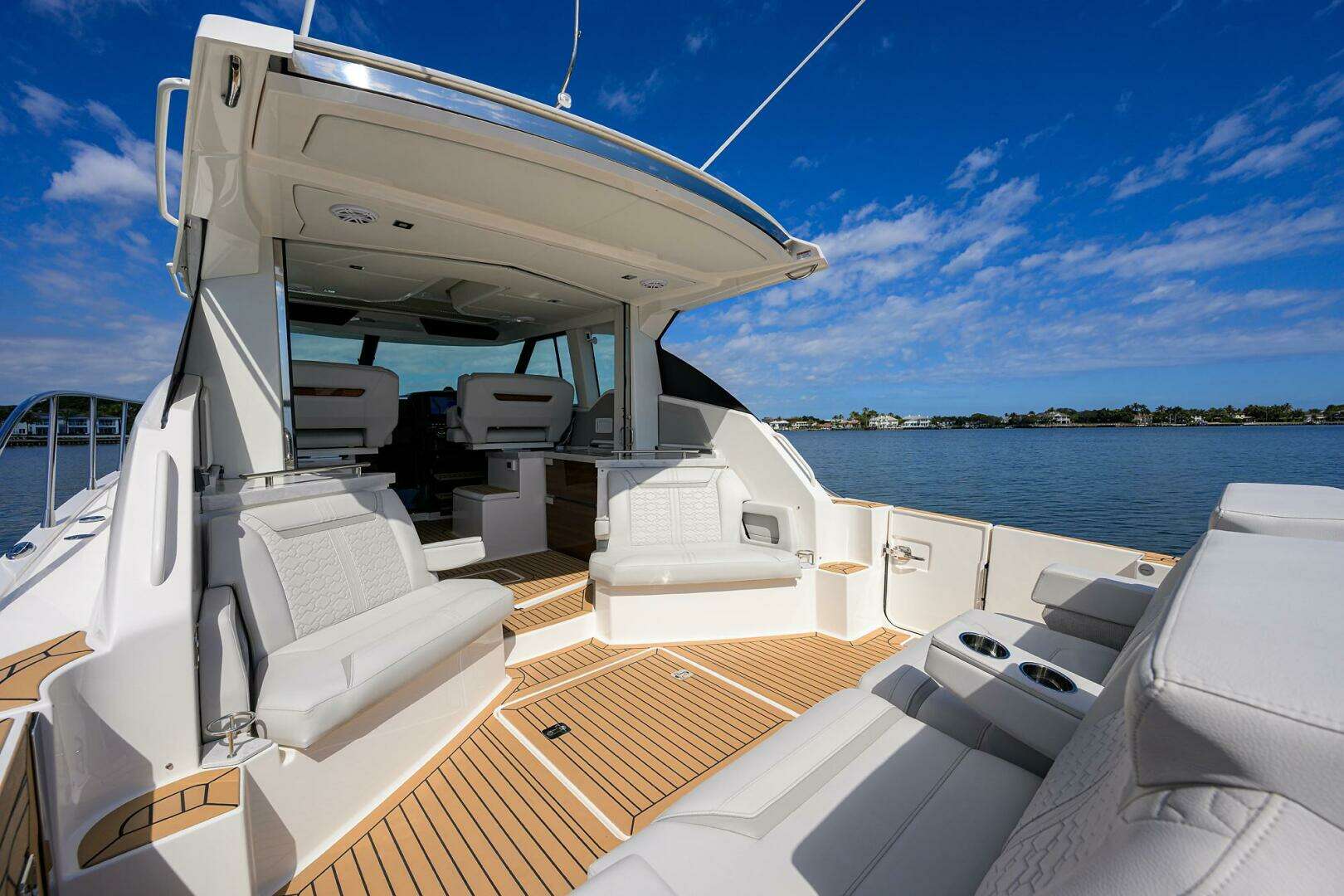 2022 Tiara Yachts 43 LE - Image 32