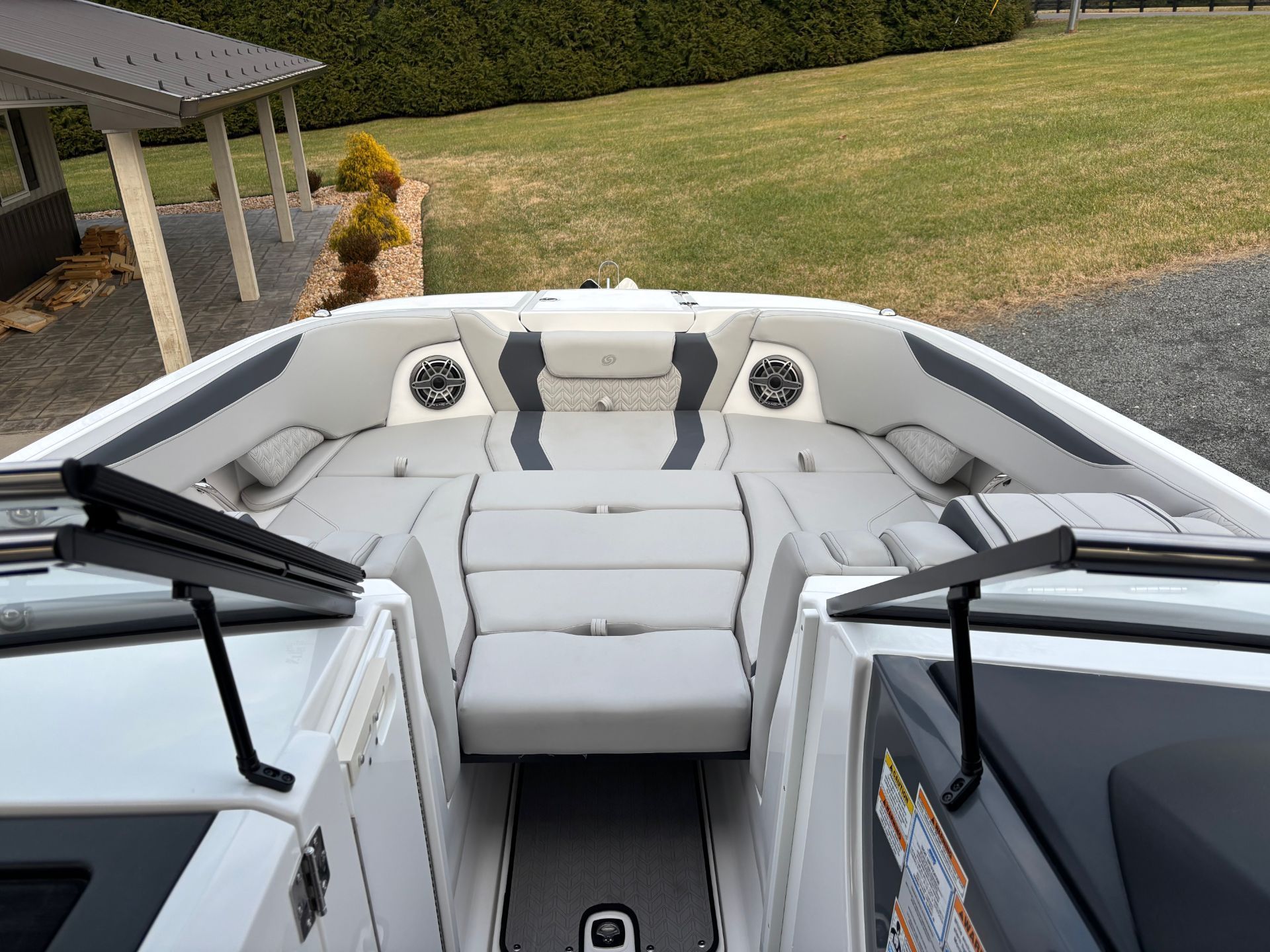 2025 Hurricane SunDeck 2600 OB - 19