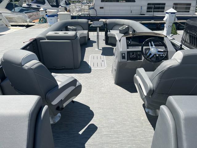 2022 Bennington L Quad Bench 25 LFB Tritoon - 12