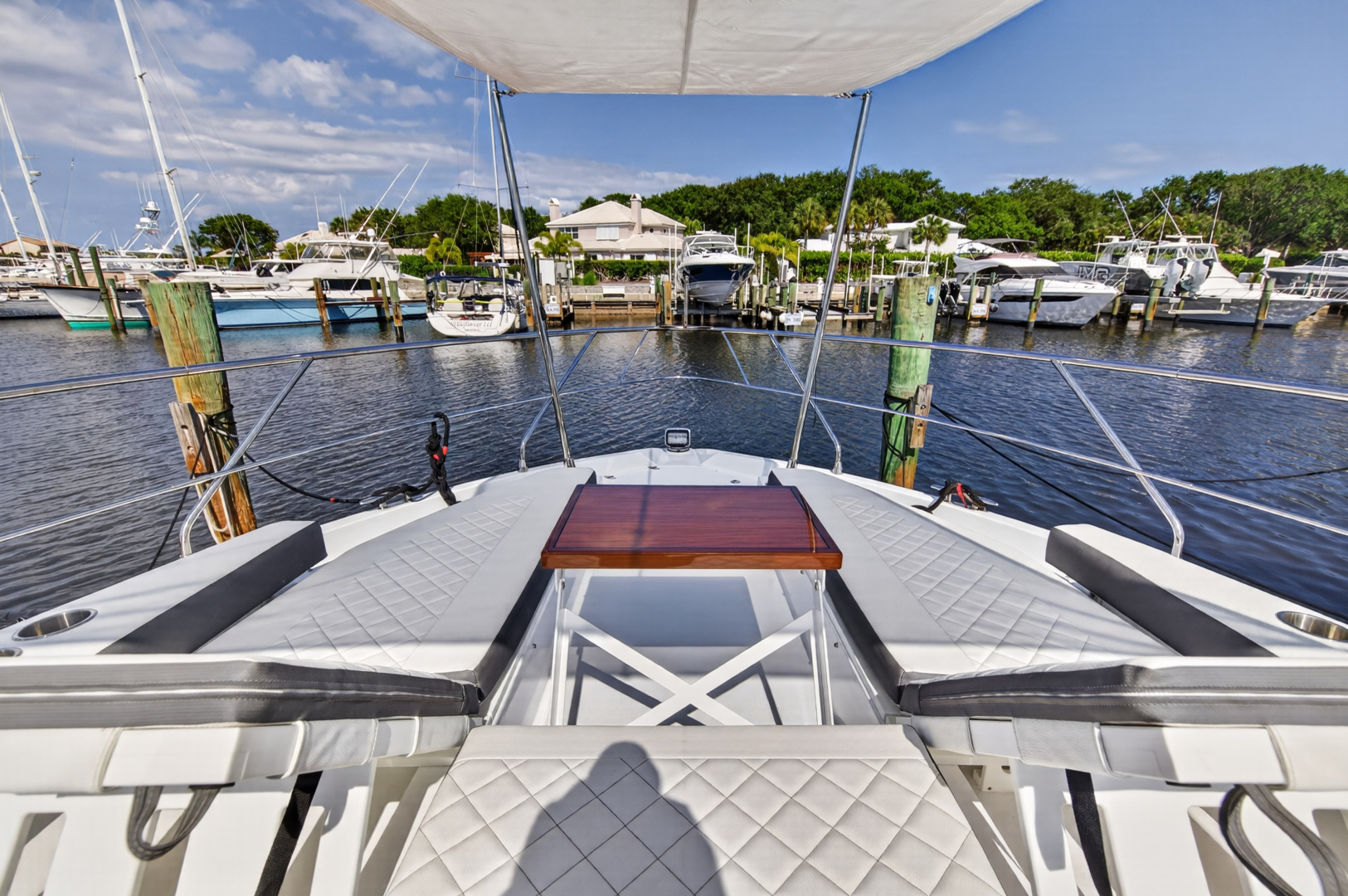 2023 Cruisers Yachts 50 CANTIUS - Image 10