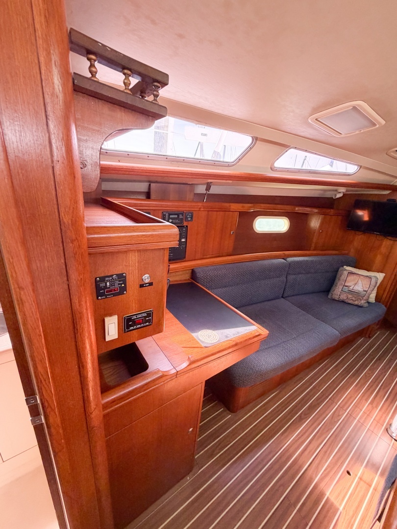 2005 Hunter 36 - Image 39