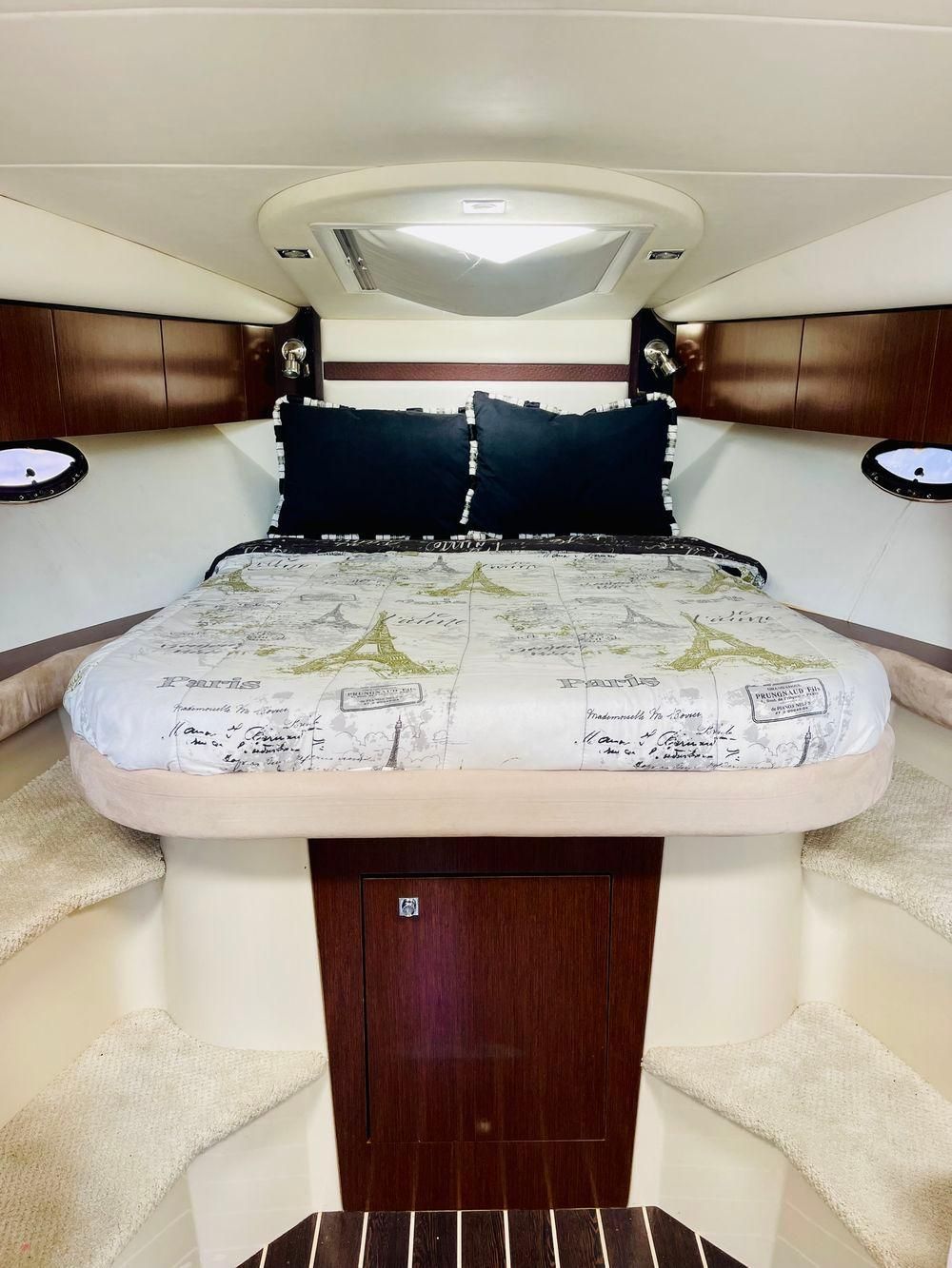 2012 Cruisers Yachts 350 Express - 23
