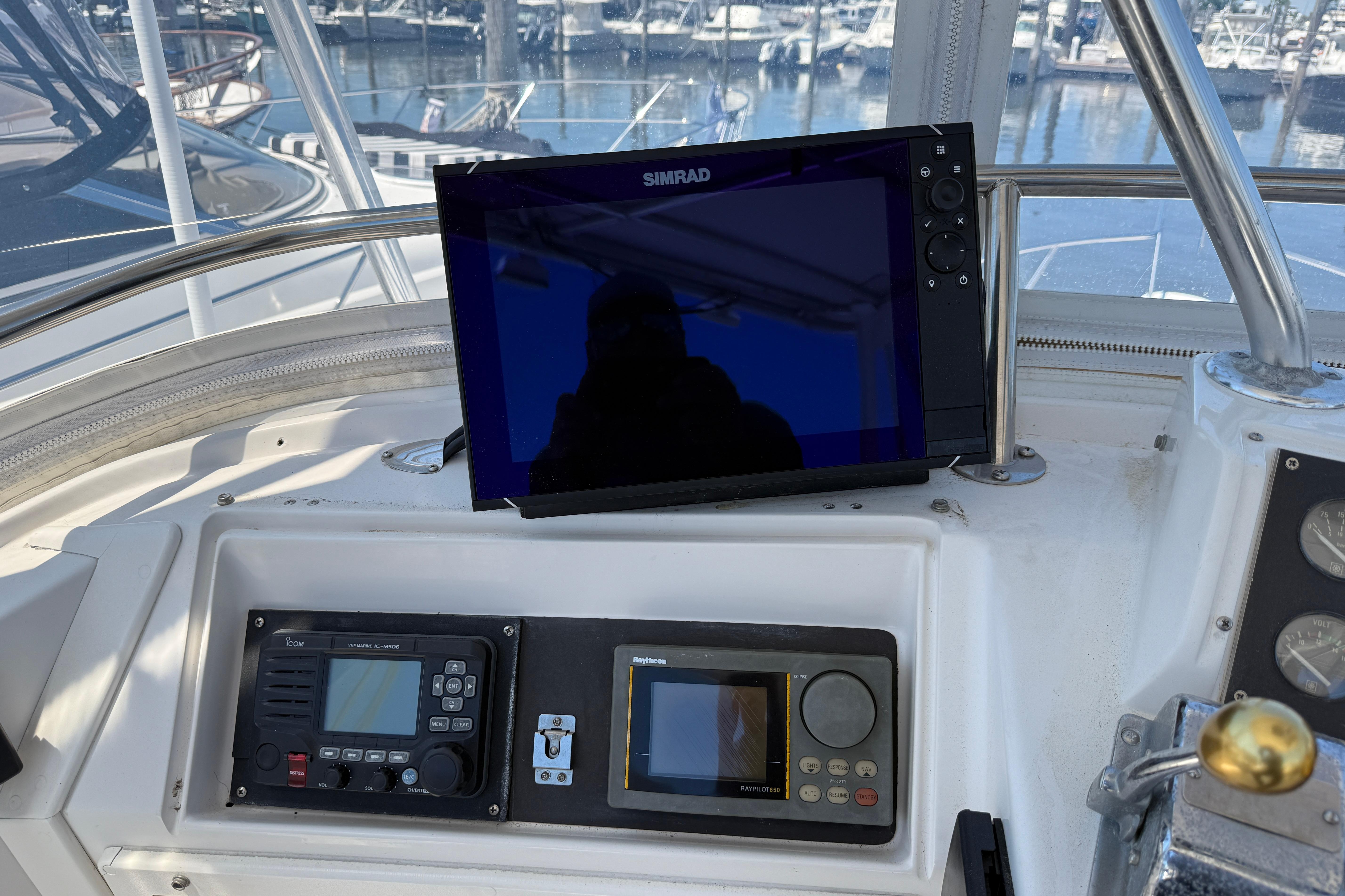 1994 Blackfin 29 Flybridge helm with Simrad navigation display and marine electronics.