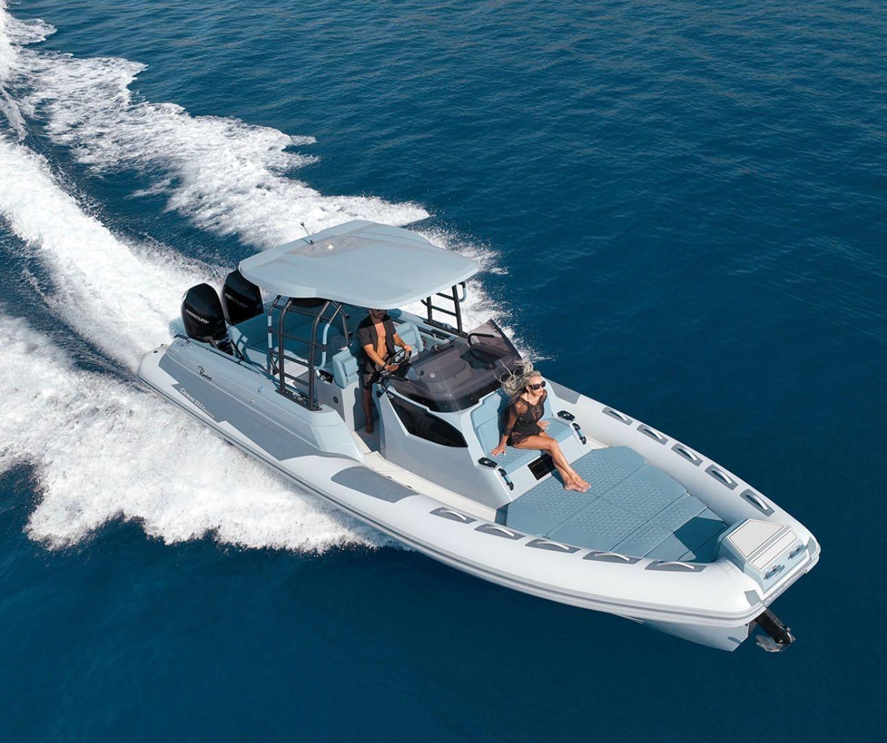 2025 Ranieri Cayman 33 Executive cruising on open water.