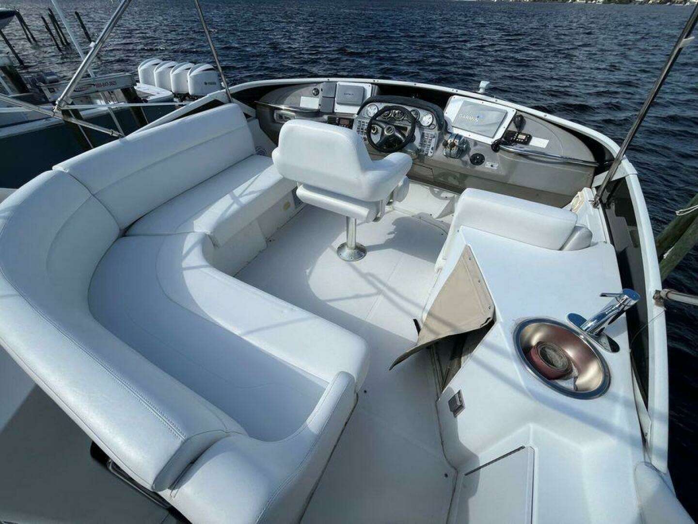 2000 Carver 396 Motor Yacht - Image 4