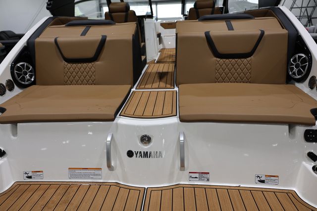 2026 Yamaha Boats 222 SE BOTH COLORS AVAILABLE - 10