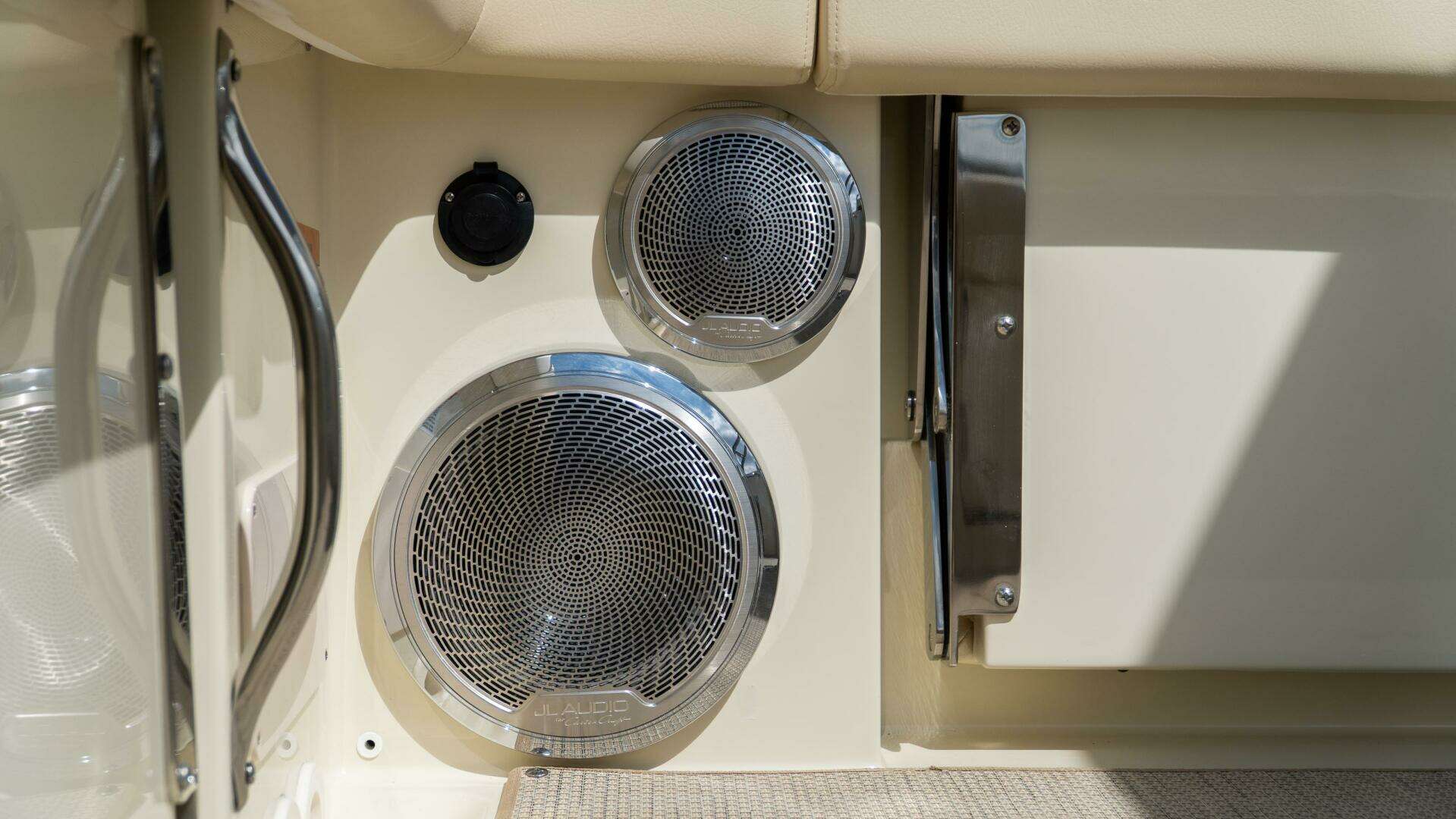 2025 Chris-Craft Calypso - Image 32