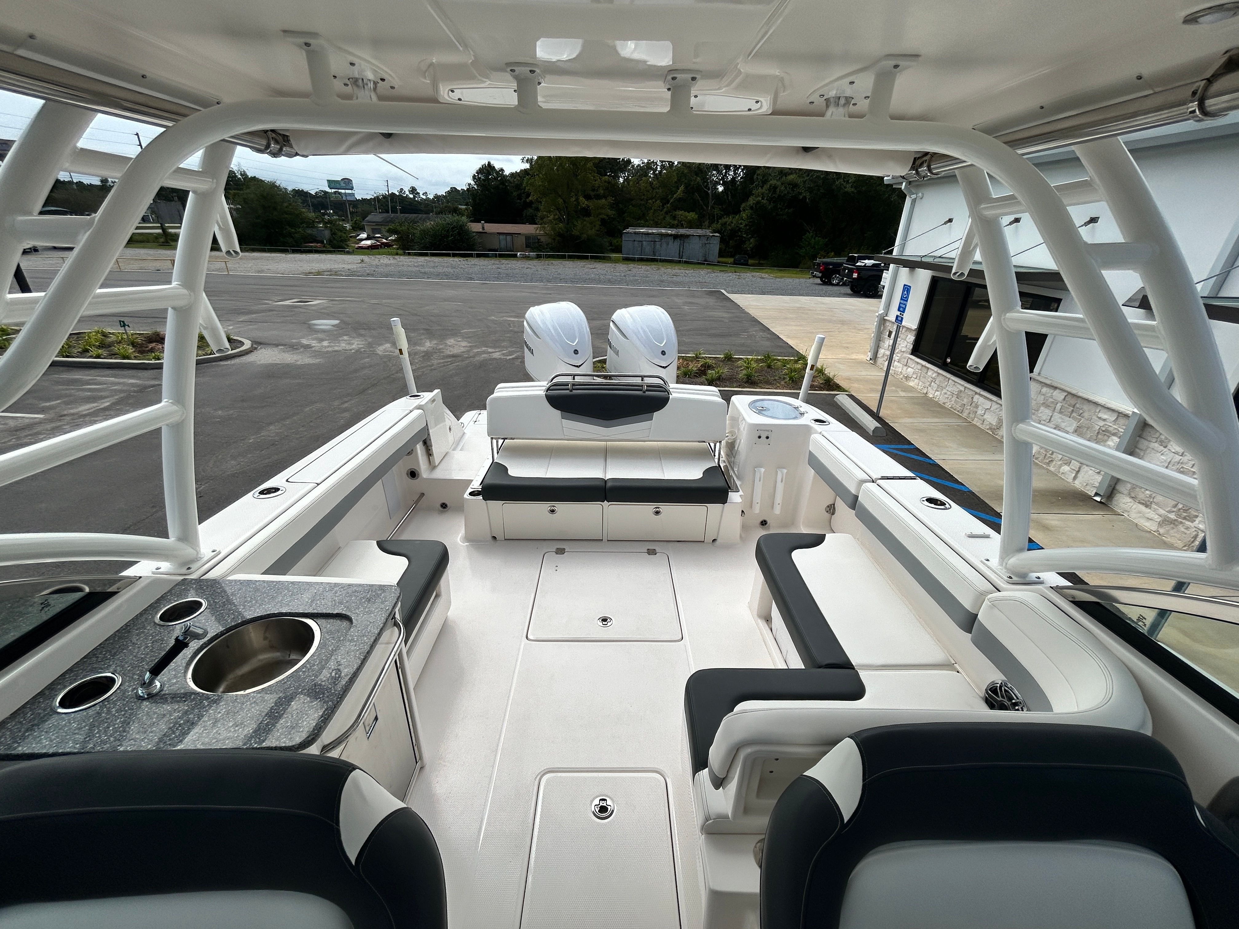 2025 Robalo R317 Dual Console - 21