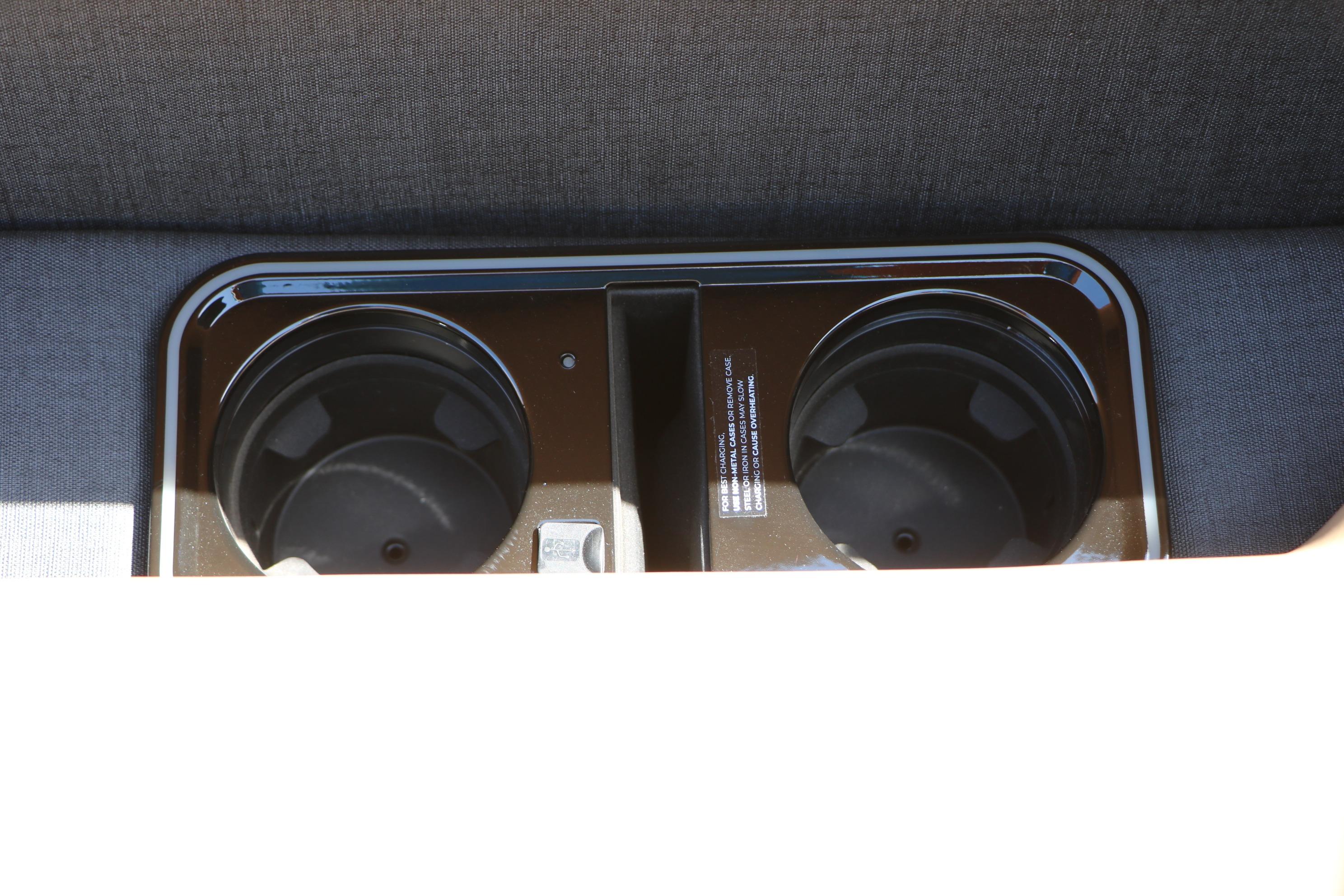 Cup holders in Evotti 725 CS Tri-Toon, 2026 model, with sleek black finish.