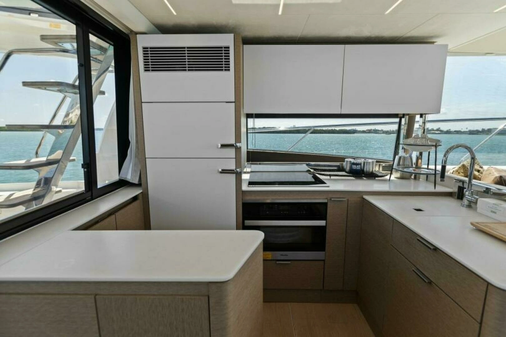 2022 Prestige 590 Flybridge - Image 11