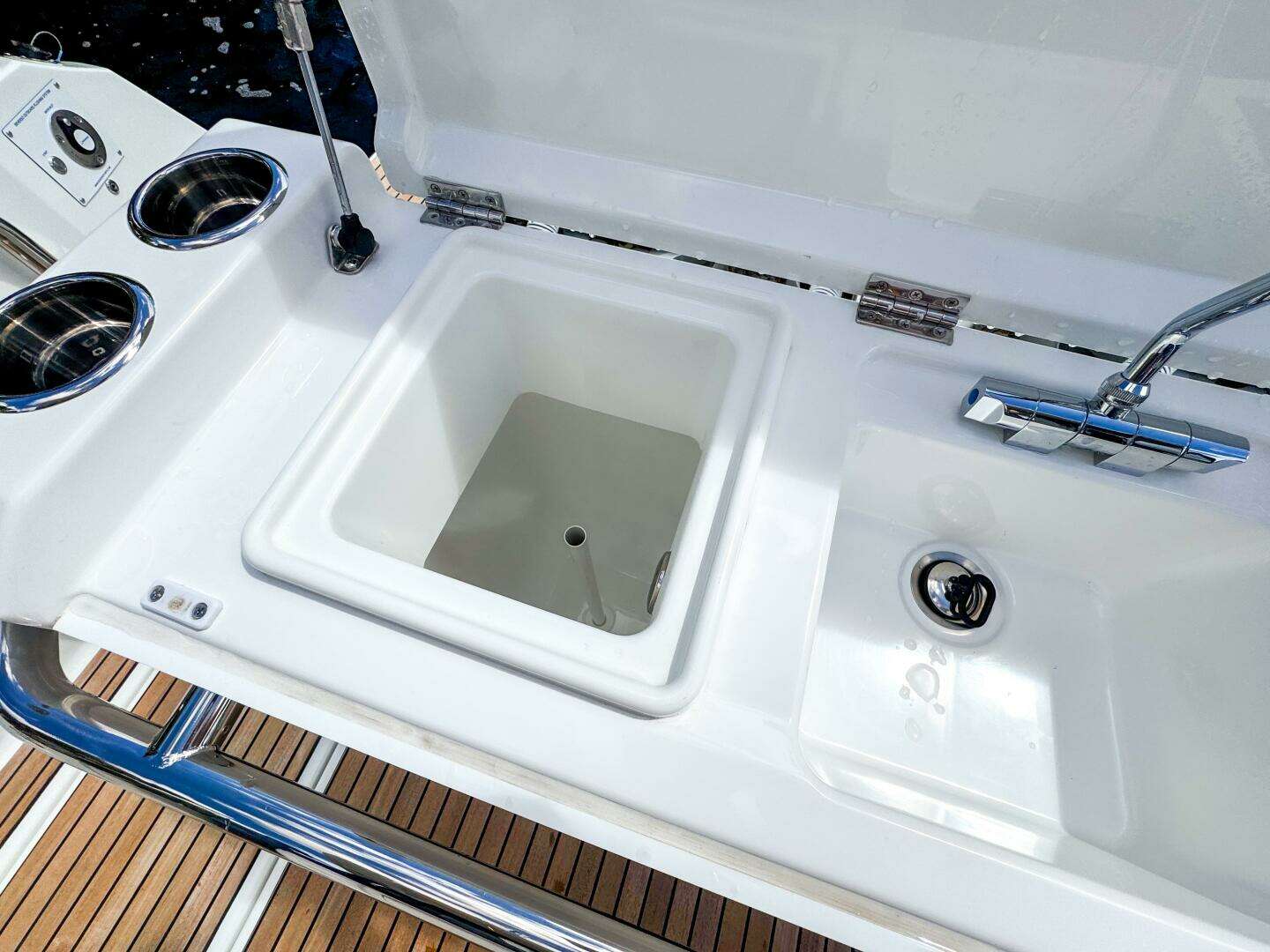 2025 Wellcraft 38 Explorer - Image 17