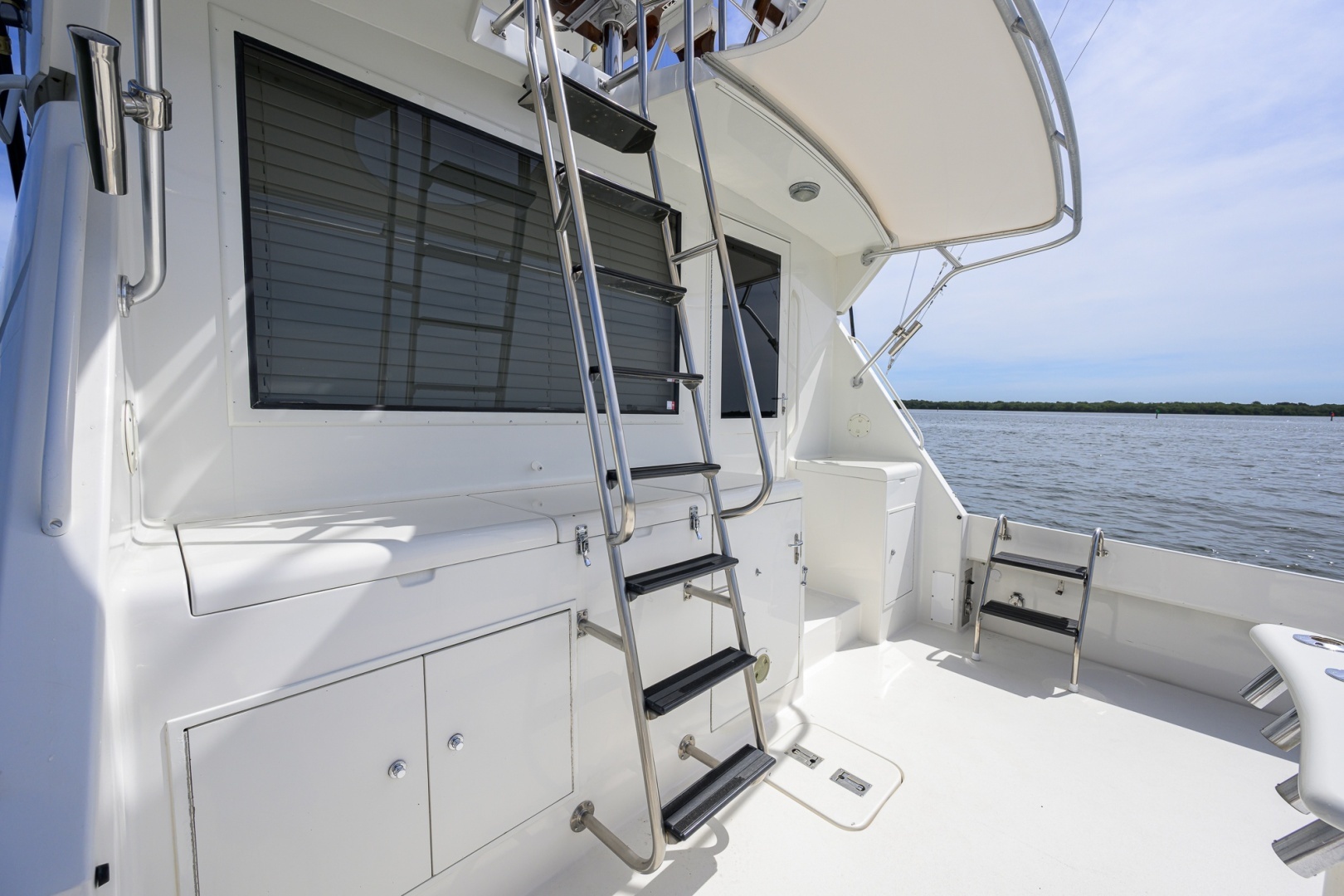 1992 Hatteras 46 Convertible - Image 23