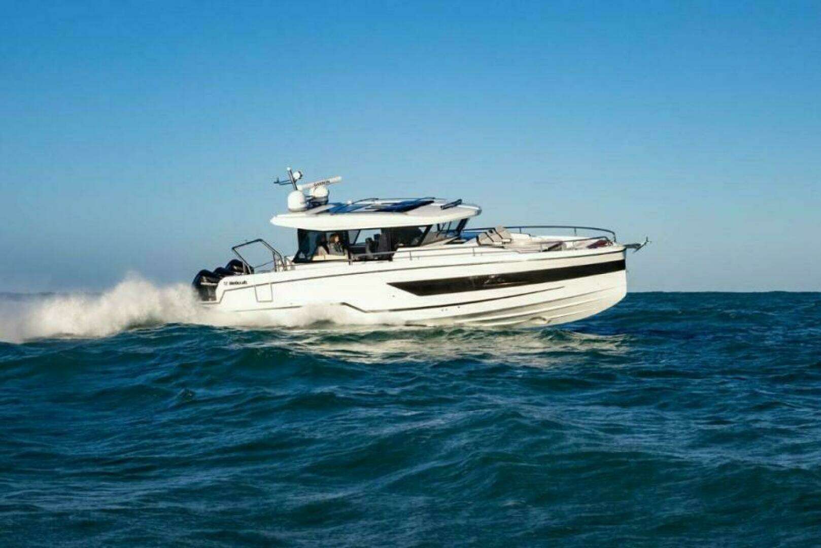 2025 Wellcraft 38 Explorer - Image 2