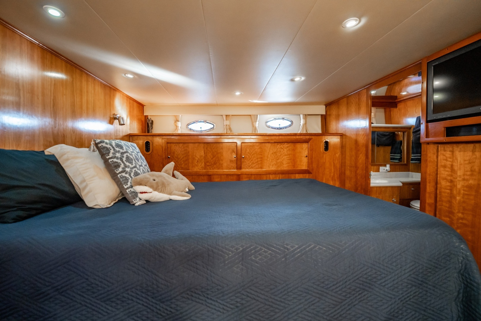 2004 Navigator 5700 Rival Pilothouse - Image 33