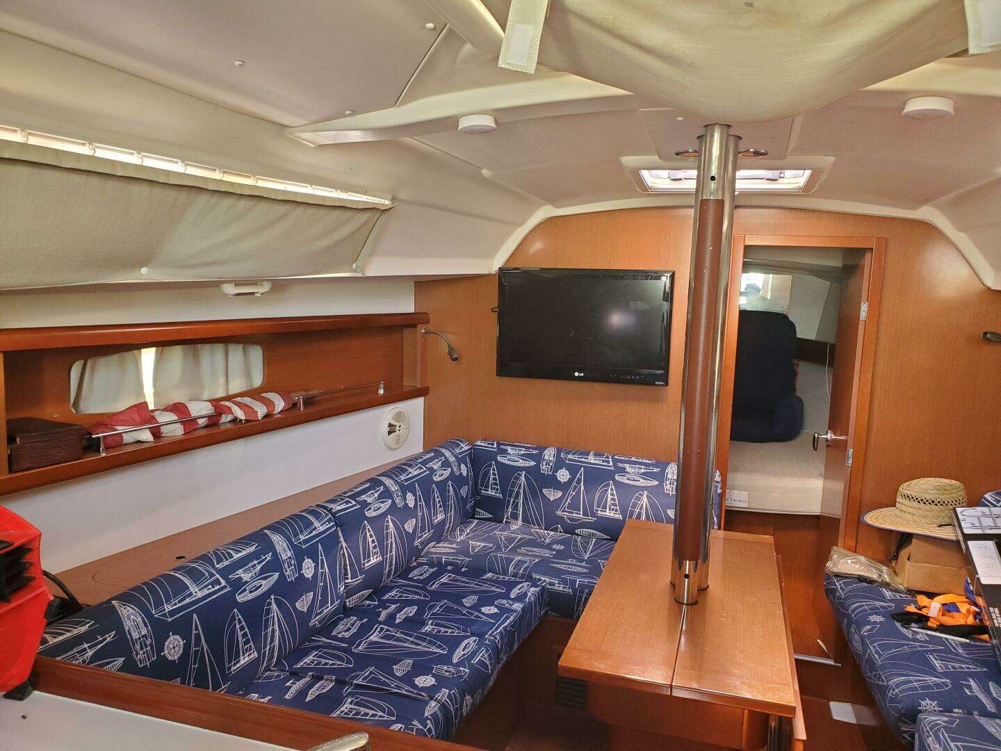 2011 Beneteau Oceanis 34 - Image 5