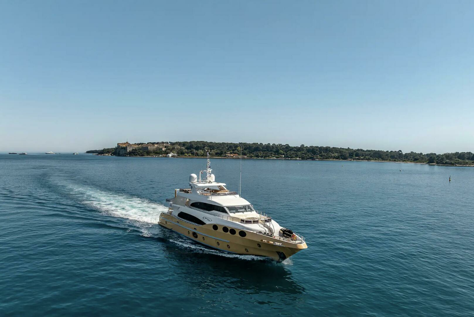 2012 Gulf Craft Majesty 125 - Image 2