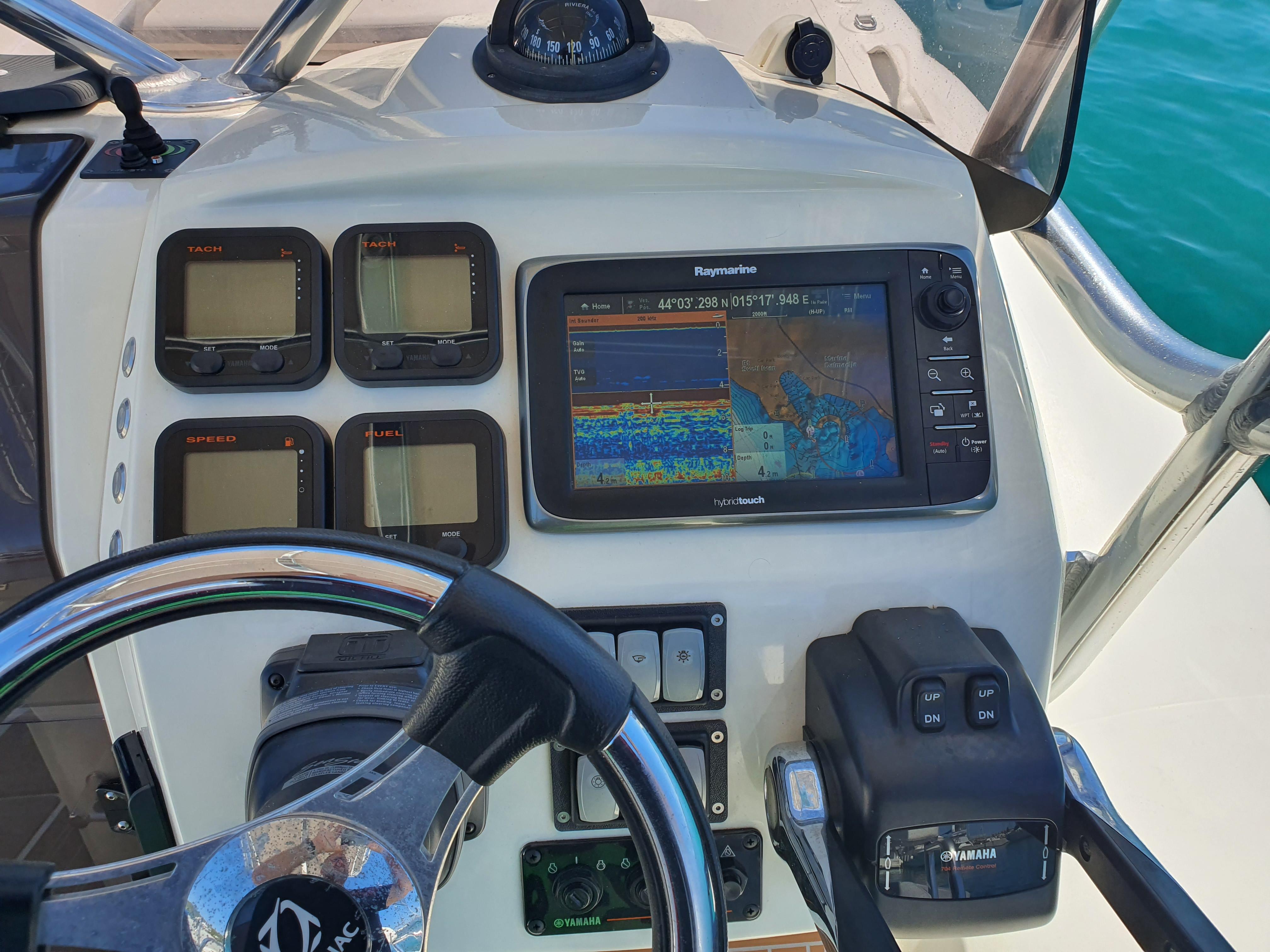 Control console of a Zodiac N-ZO 760 boat with navigation system.