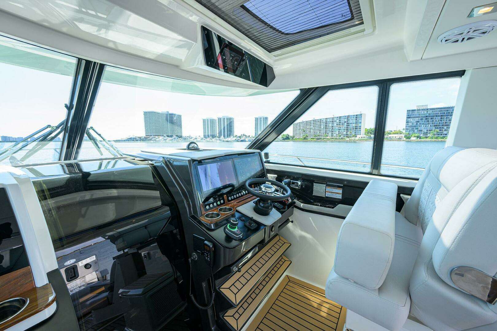 2022 Tiara Yachts 43 LE - Image 9