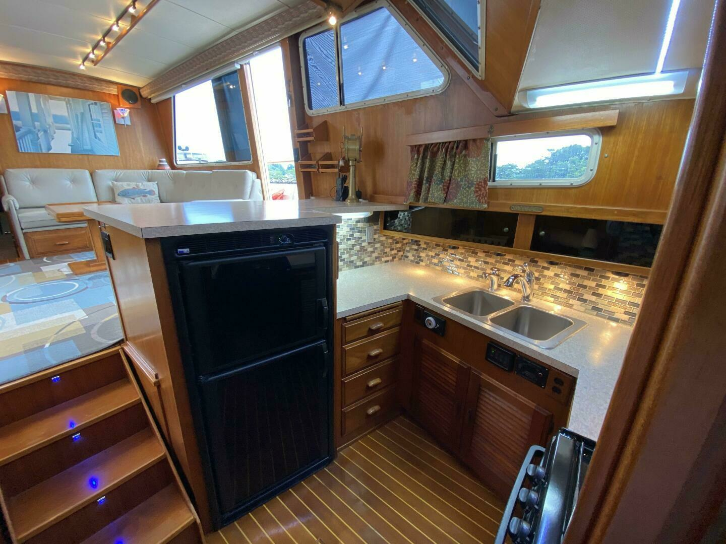 1983 Tollycraft Aft Cabin - Image 28