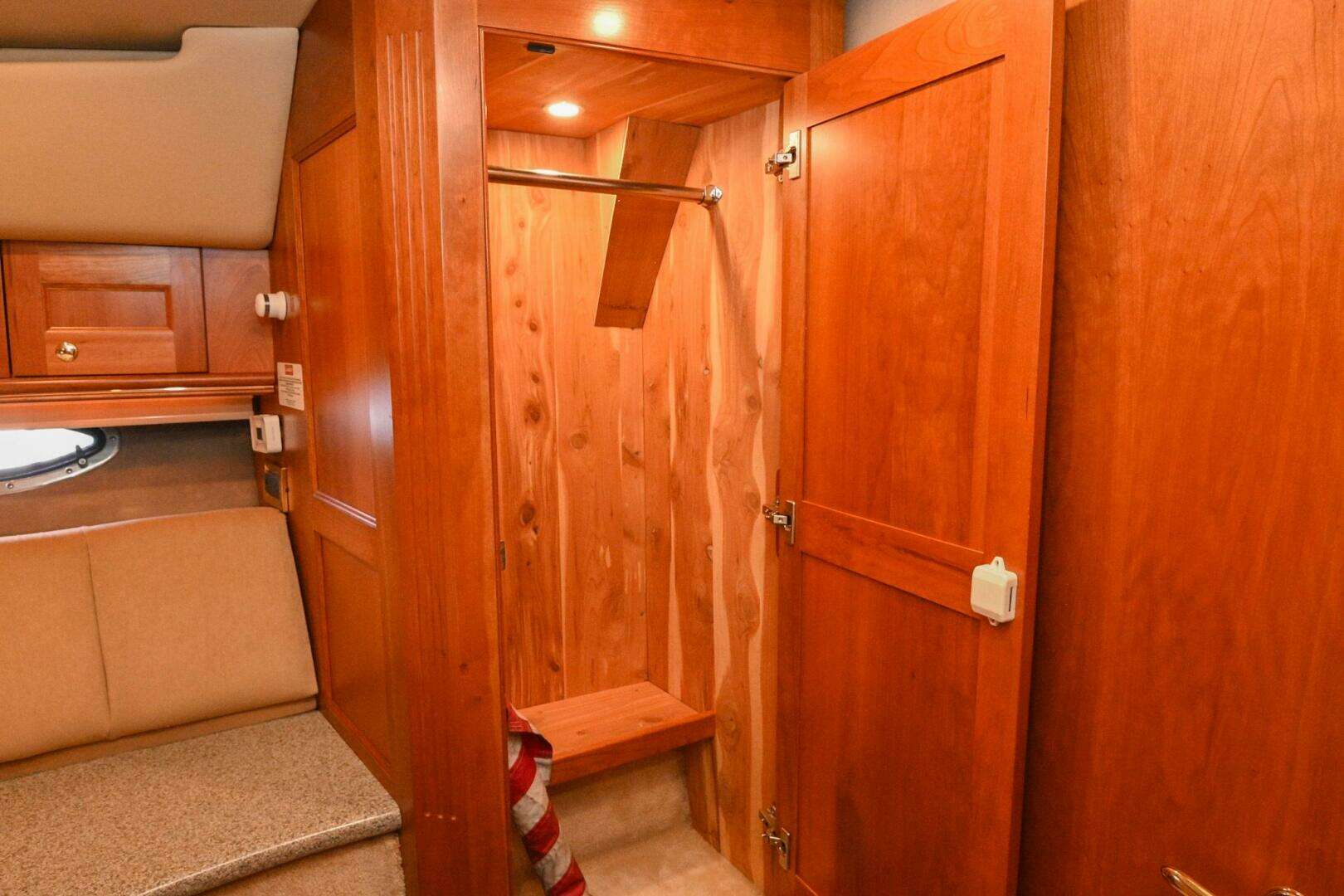 2002 Cruisers Yachts 5000 Sedan Sport - Image 79
