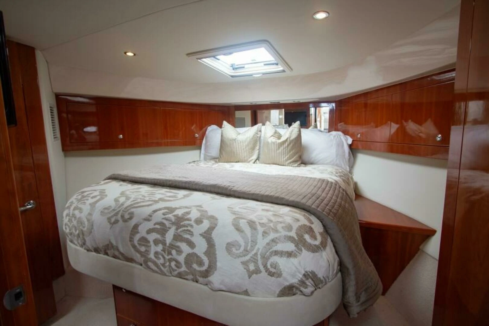 2012 Riviera 50 Sport Yacht - Image 10
